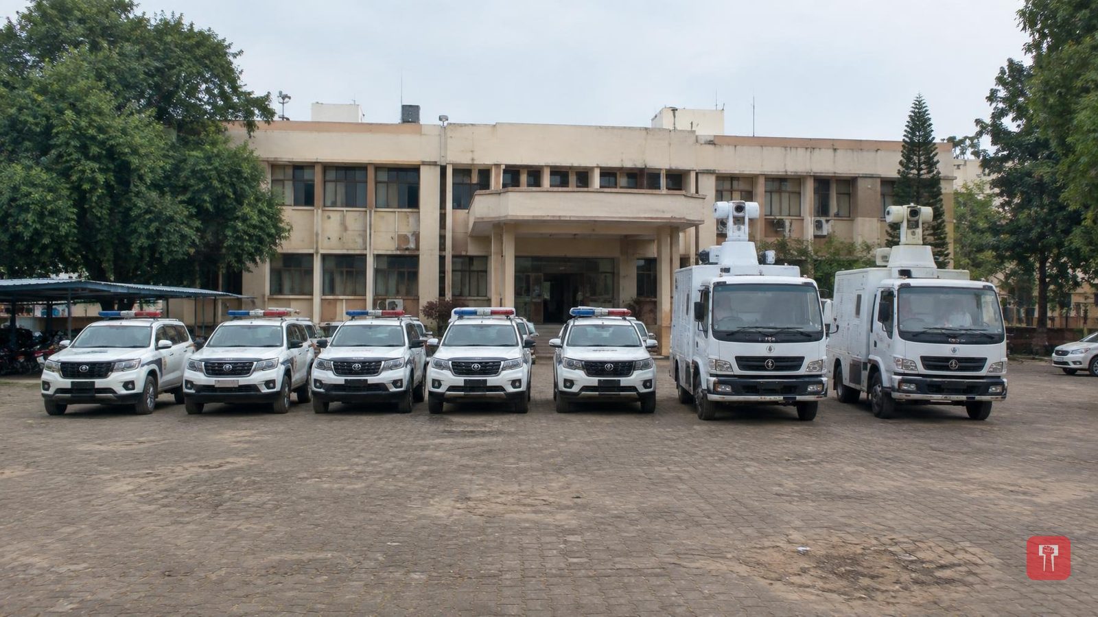 चंद्रपुर में पुलिस बेड़े में १४ गश्ती वाहन, दो सीसीटीवी वैन दाखिल